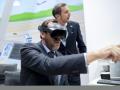 l ministro de Transportes y Movilidad Sostenible, Óscar Puente (c), con unas gafas de realidad virtual, durante su visita a la 44ª edición de la Feria Internacional del Turismo, Fitur