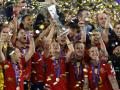 La centrocampista de la selección española, Alexia Putellas (c), levanta el trofeo durante la celebración por el triunfo ante Francia en la final de la Liga de Naciones Femenina