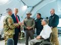 El expresidente Donald Trump junto con el gobernador de Texas Greg Abbott y miembros de la Guardia Nacional de Texas
