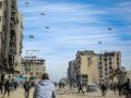 Paracaídas con paquetes de comida caen sobre las ruinas de Gaza