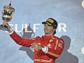 Carlos Sainz levanta el trofeo que le acredita como el tercer clasificado