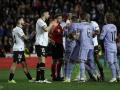 Los jugadores del Real Madrid protestan al colegiado Gil Manzano el gol anulado en el último momento del encuentro