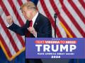 Donald Trump bailando en un mitin