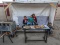 Un grupo de niños en un puesto de venta de pan plano en Deir al-Balah, en el centro de Gaza