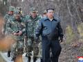Kim Jong Un asiste a unos ejercicios militares en una base norcoreana