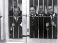 Lluís Companys, en el centro, entre rejas tras la intentona golpista de octubre de 1934