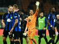 Los jugadores del Inter saludan a la grada tras una victoria