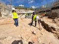 La concejala de Cultura de Alicante, Nayma Beldjilal, en el solar en proceso de excavación
