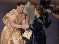 John Cena y Holly Waddington, ganadora del Oscar al mejor diseño de vestuario por Pobres criaturas