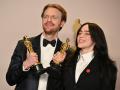 Billie Eilish y Finneas O'Connell posan con sus Premios Oscar a 'Mejor Canción'