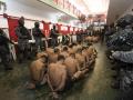 Varios reclusos son custodiados por miembros del Grupo de Operaciones Penitenciarias Especiales en una cárcel de Rosario