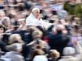 El Papa Francisco, a su llegada a una audiencia en la plaza de San Pedro