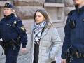 La activista climática sueca Greta Thunberg junto a la Policía sueca