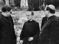 De izquierda a derecha Josemaría Escrivá de Balaguer, el monje Adalbert Junqueras y el abad Aurelio María Escarré, en Monserrat, 8 de mayo de 1948