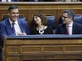 El presidente del Gobierno, Pedro Sánchez, conversa con los ministros de Hacienda, María Jesús Montero, y de Presidencia, Justicia y Relaciones con las Cortes, Félix Bolaños (d) durante el debate de la Ley Orgánica de amnistía
