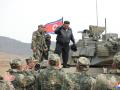 Kim Jong Un reacciona durante una competición de entrenamiento en la que participan unidades de tanques de Ejército Popular de Corea (KPA)