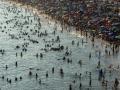 Cientos de personas se agolpan en una playa en Río de Janeiro