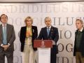 El decano del Ilustre Colegio de Abogados de Madrid, Eugenio Ribón, flanqueado por varios de los diputados de la Junta de Gobierno durante la lectura de la declaración institucional