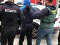 Un agente de la Guardia Civil y otro de la Ertzaintza durante una operación policial conjunta