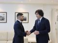 El primer ministro de Georgia, Irakli Kobajidze, recibe al campeón del peso pluma de la UFC, el español Ilia Topuria