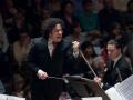 Gustavo Dudamel dirigiendo la Orquesta Simón Bolívar en Londres