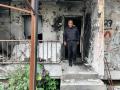 El suegro del español Iván Illarraendi, el jefe de bomberos Dani Garcovich, en la vivienda donde fue asesinado Iván y su mujer Dafna a manos de Hamás el pasado 7 de octubre. Las labores de identificación se prolongaron cerca de un mes.