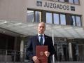 El decano del Ilustre Colegio de Abogados de Madrid, Eugenio Ribón, en el momento de interponer la demanda contra la Fiscalía de Madrid