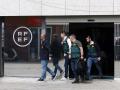 Agentes de la UCO, a la salida este miércoles de la sede de la Federación Española de Fútbol