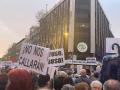 Varios centenares de personas se han concentrado contra Ayuso