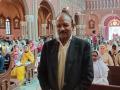 El padre de Akash Bashir reprime a duras penas sus lágrimas durante una misa el pasado viernes por su hijo