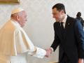 El Papa Francisco saluda a Juanma Moreno en el Vaticano