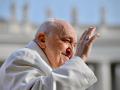 El Papa Francisco saluda a los fieles durante su audiencia general en la Plaza de San Pedro, Ciudad del Vaticano.