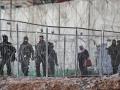 Palestinos en un checkpoint israelí en Cisjordania