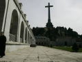 Un monje benedictinos pasea por el Valle de los Caídos