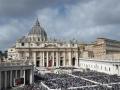 La Plaza de San Pedro en el Vaticano se llena de fieles en la misa del Domingo de Ramos.