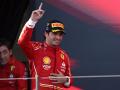 Carlos Sainz levanta el brazo en señal de triunfo en el podio del GP de Australia de F1