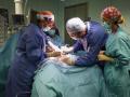 Operación para extirpar un tumor a un no nacido, en Valencia