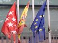 La bandera de la Comunidad de Madrid, la bandera de España y la bandera de la Unión Europea