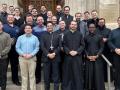 Monseñor Earl Fernandes con algunos de sus seminaristas