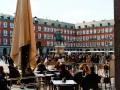 Varias personas sentadas en una de las terrazas de la Plaza Mayor de Madrid