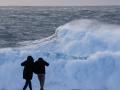 Dos turistas observan el oleaje en la costa de Muxía, este miércoles en A Coruña