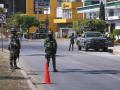 Miembros del Ejército mexicano custodian una calle en Culiacán, estado de Sinaloa, México