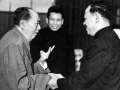 Mao Zedong saluda a uno de los jefes de los jemeres rojos mientras Pol Pot, el líder de los mismos, sonríe en el centro