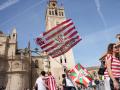 Aficionados del Athletic Club de Bilbao en el entorno de la Catedral este viernes. A 05 de abril de 2024, en Sevilla, (Andalucía, España). La final de la Copa del Rey se disputará mañana sábado entre el Athletic Club de Bilbao y el Real Club Mallorca en el estadio de La Cartuja.
María José López / Europa Press
05/4/2024