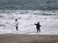 Dos niños jugaban en la orilla de la playa del Orzán, en la ciudad de La Coruña