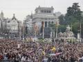 Miles de personas desbordan la plaza de Cibeles en el concierto de la Resurrección