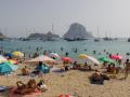 Varias personas en la playa de Cala d'Hort, en Ibiza