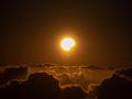 Las islas más occidentales de Canarias han sido uno de los pocos puntos de España desde donde se ha visto el eclipse solar de este 8 de abril, aunque de forma parcial. En la imagen, el eclipse sobre el mar de nubes, fotografiado desde Garafía, en las cumbres de La Palma.