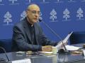 CIUDAD DEL VATICANO (VATICANO), 08/04/2024.- El nuevo prefecto, el cardenal argentino Víctor Manuel Fernández, presenta el documento titulado 'Dignitas infinita', este lunes en Ciudad del Vaticano. El Vaticano remarcó hoy en un documento la posición de la Iglesia ante las que considera graves violaciones de la dignidad humana y entre las que incluye, además de las ya conocidas eutanasia o aborto, la teoría de género, el cambio de sexo, la maternidad subrogada y "las nuevas violencias digitales". En el documento se enumeran las "violaciones graves de la dignidad humana que son de especial actualidad" y entre ellas la Iglesia se posiciona en contra de la práctica de la maternidad subrogada, "mediante la cual el niño, inmensamente digno, se convierte en un mero objeto". EFE/Daniel Cáceres