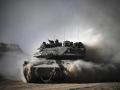 Un tanque de combate israelí se desplaza en la frontera con Gaza